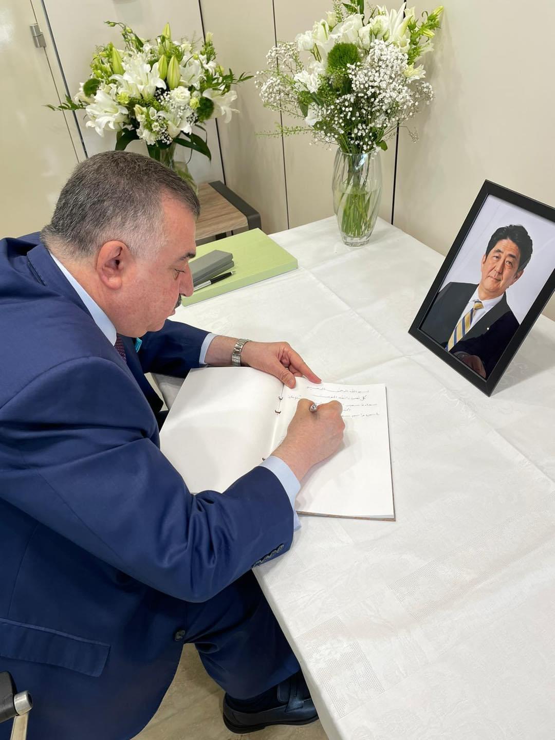 السفير البرزنجي يعزي بوفاة دولة السيد رئيس وزراء اليابان 