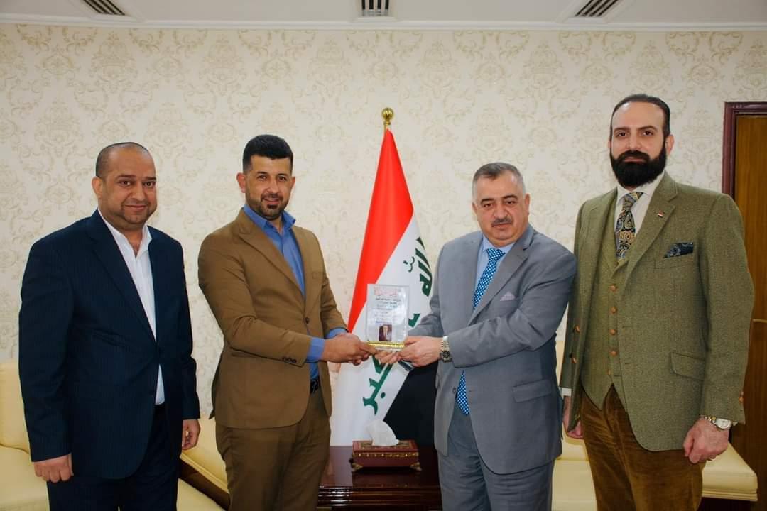 السفير البرزنجي يتلقى درع الشخصية العراقية الأفضل لعام 2022 من جريدة البينة الجديدة