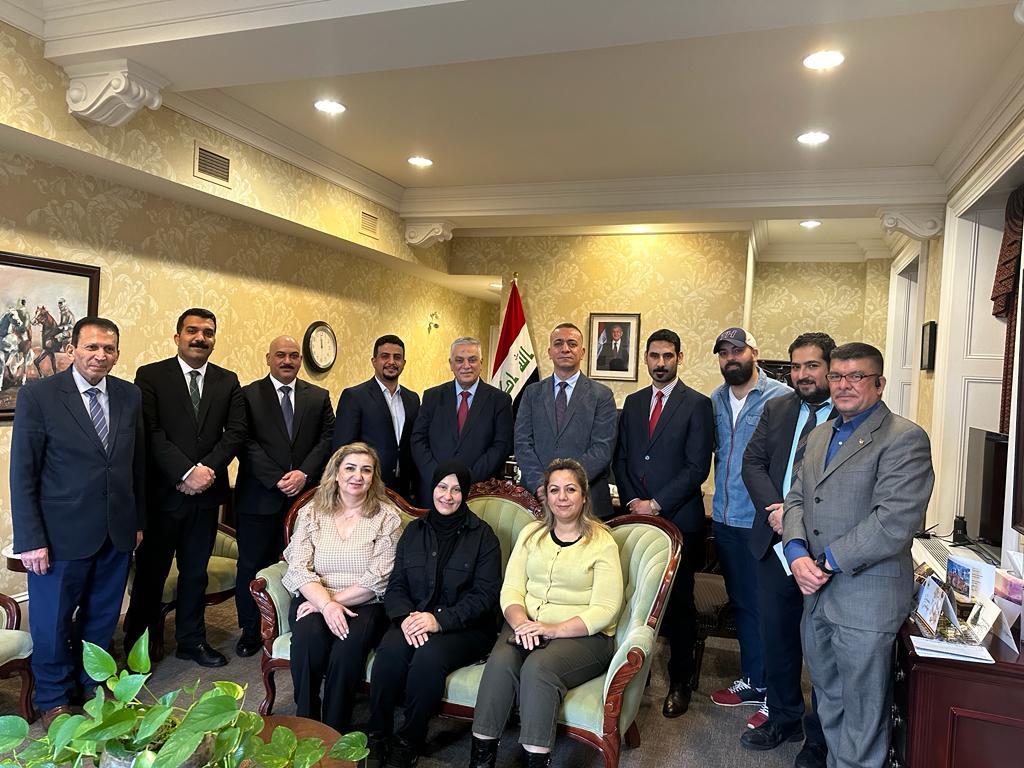 الوزير المفوض حيدر راضي ناصر الشمرتي . يهنئ كادر السفارة الكندية في آوتاوا