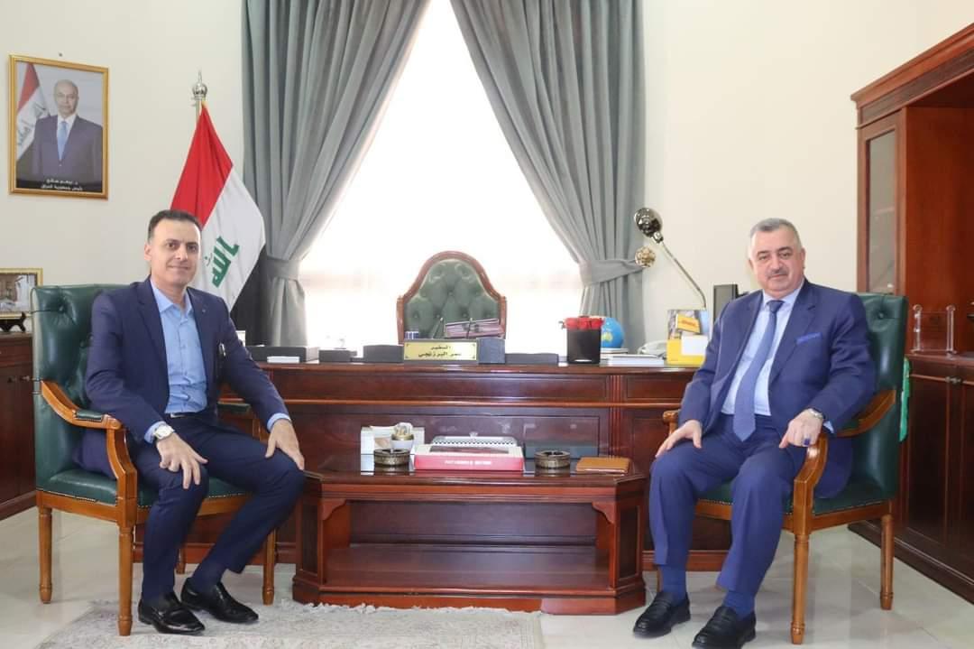 السفير عمر البرزنجي يستقبل الدكتور آريان أحمد في مكتبه في بناية سفارة جمهورية العراق في قطر