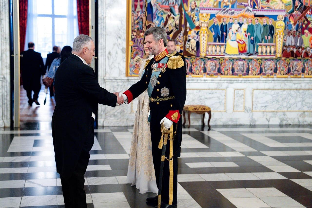 رئيس بعثة جمهورية العراق في الدنمارك  يُقدِم التهاني إلى جلالة ملك الدنمارك. 