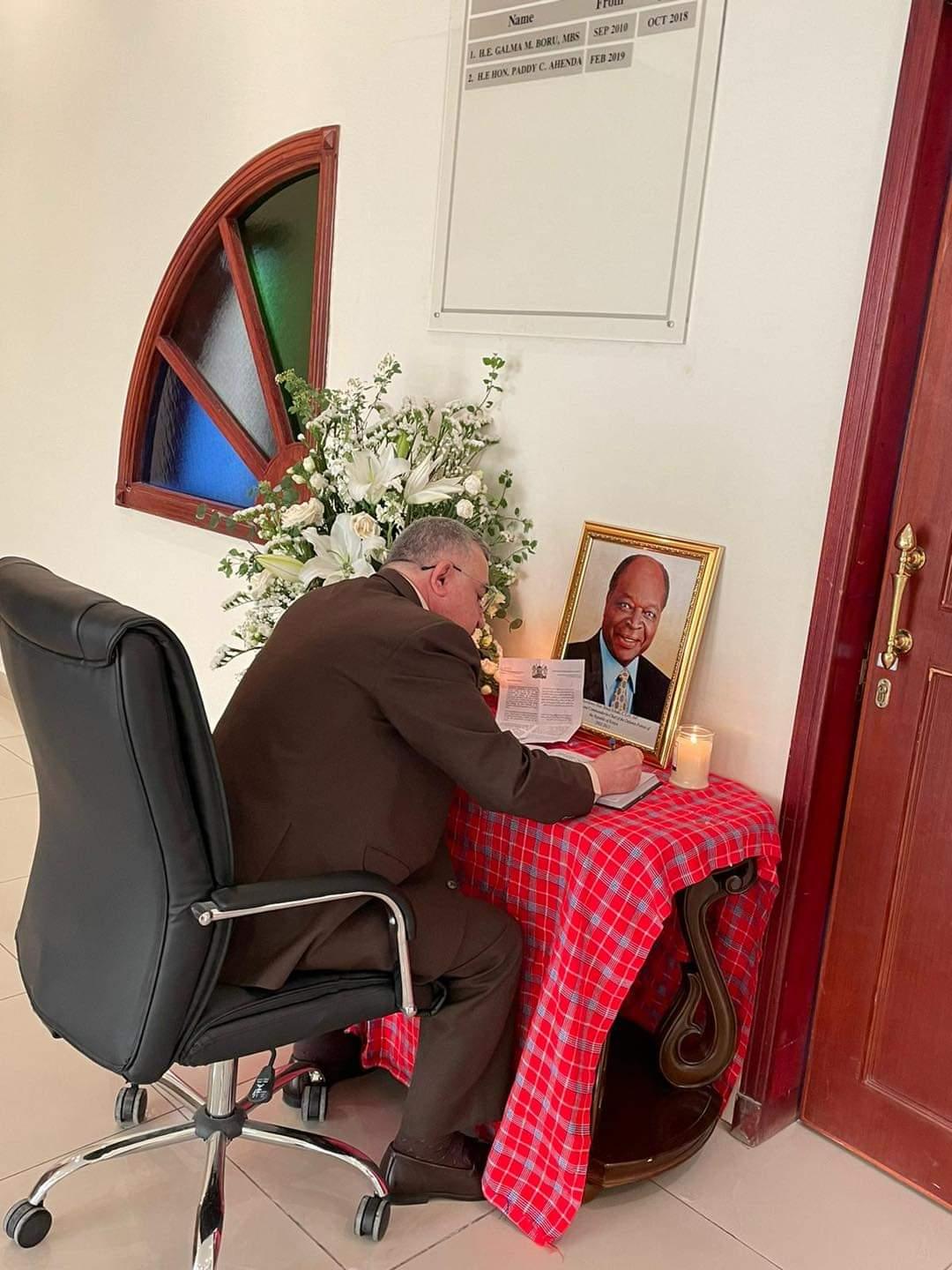 السفير البرزنجي  يعزي بوفاة سعادة السيد اميليو  مو اي كيباكي الرئيس الثالث لجمهورية كينيا 