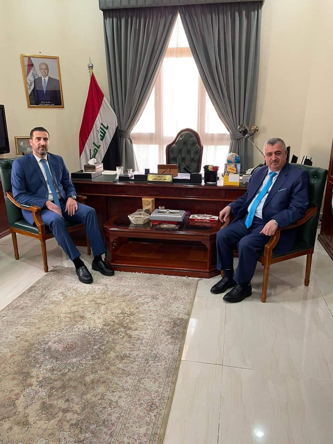 السفير عمر البرزنجي يستقبل الدكتور حسن العلي في مكتبه في مقر سفارة جمهورية العراق في قطر