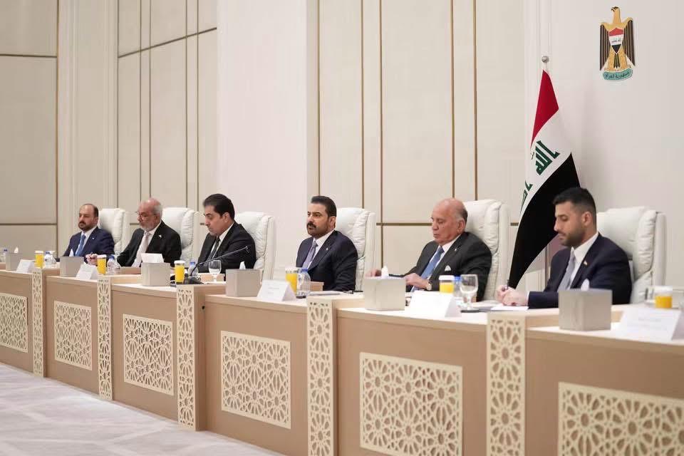 رئيس مجلس الوزراء السيد علي فالح الزيدي يلتقي مجموعة من رجال الأعمال والمستثمرين العراقيين في العاصمة الأردنية عمان