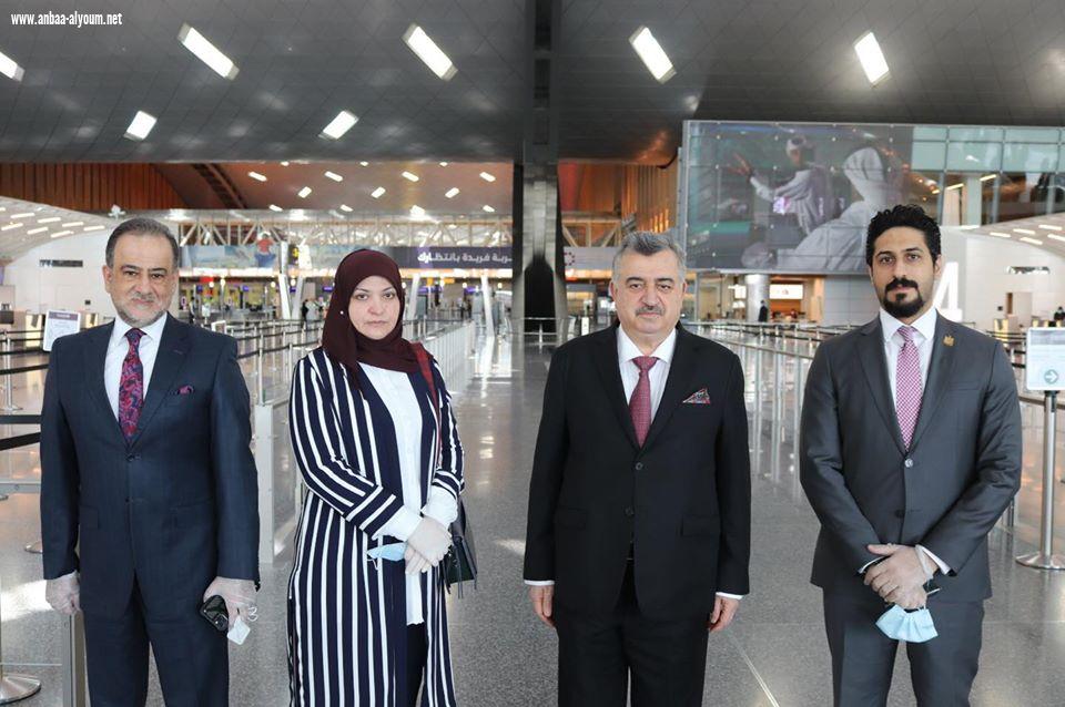 البرزنجي وعدد من الدبلوماسيين يطمئنون على سفر العراقيين العالقين