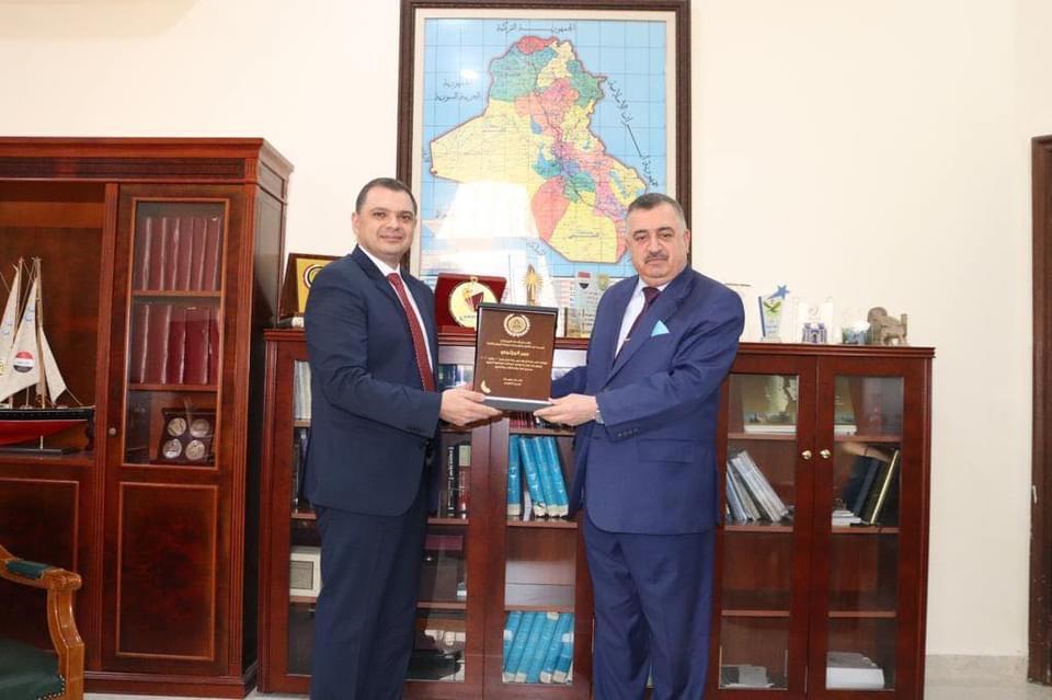 السفير البرزنجي يتلقى تكريم من مدير فرع العراق لشركة دلتا