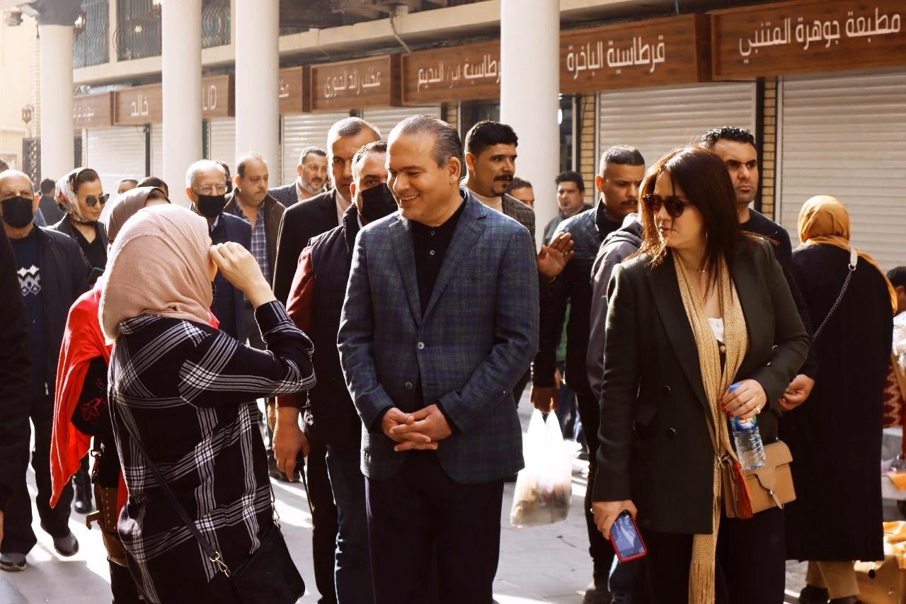 المعمار علاء معن يلتقي رواد المتنبي وعدد من المثقفين للاطلاع على آرائهم استعداداً لتأهيل شارع الرشيد