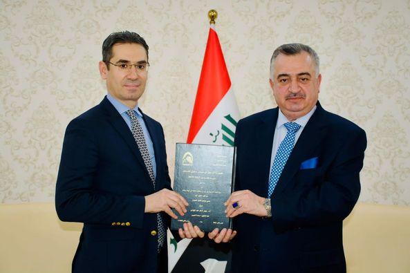 الوكيل البرزنجي يهنئ الدبلوماسي يحيى إبراهيم فاضل لحصوله على تقدير (إمتياز) عن بحث ترقيتهِ إلى درجة (مستشار