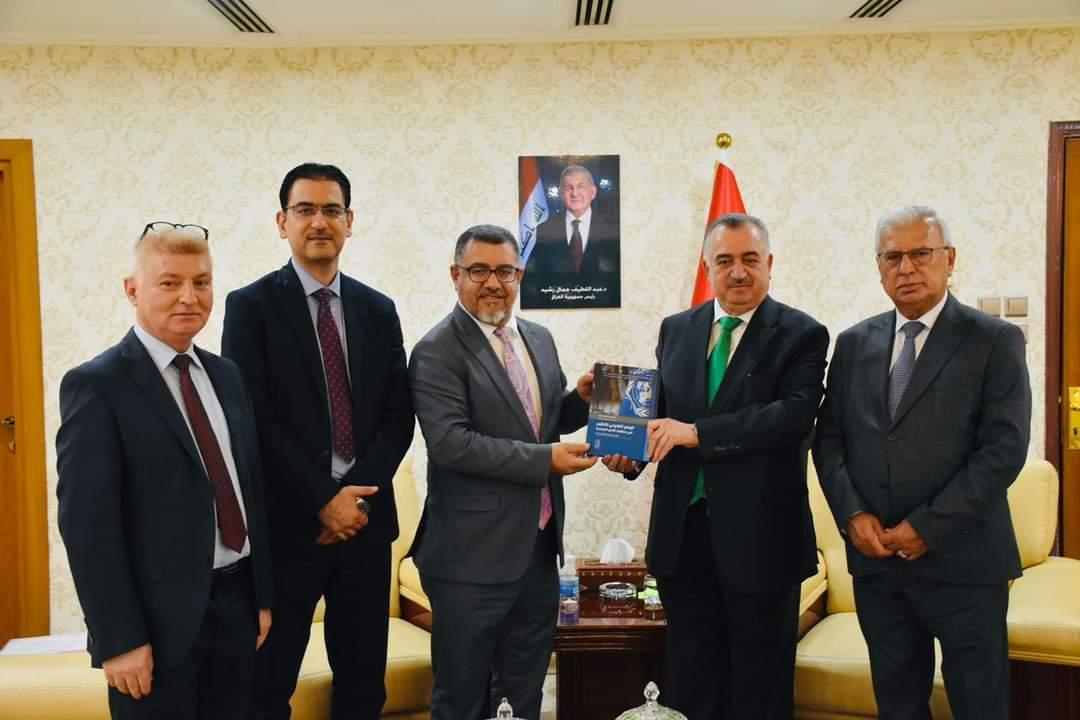 الوكيل البرزنجي يتلقى كتابًا من إعداد الدبلوماسي الدكتور هلمت غريب