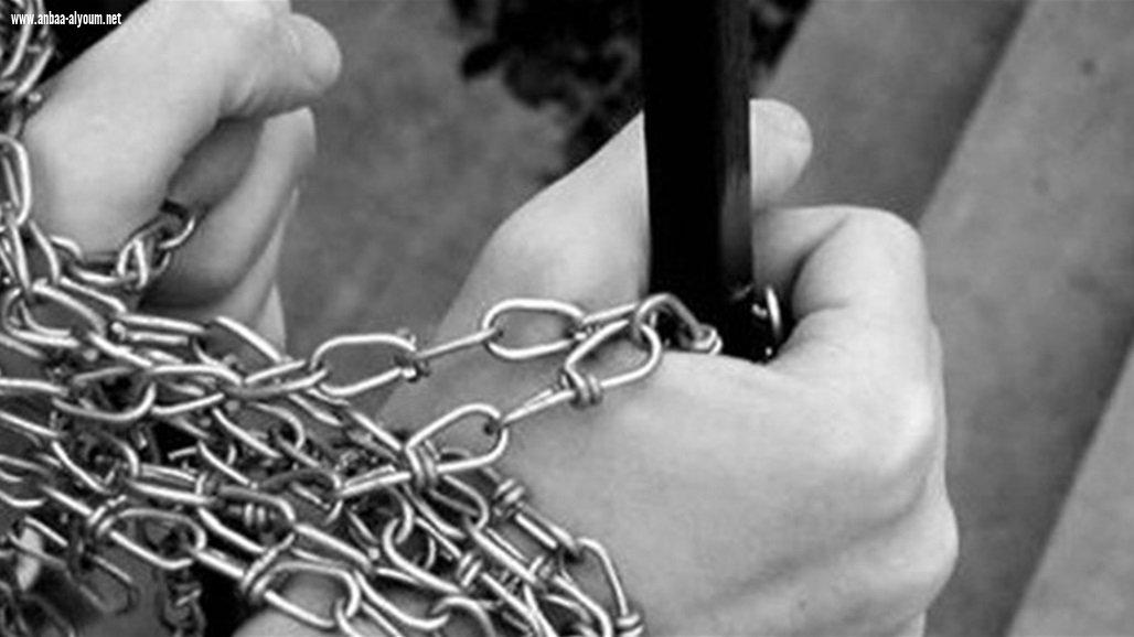 بسبب الهاتف النقال.. شخص يقيد ابنته بالسلاسل لمدة 23 يوما وشرطة بغداد تتدخل