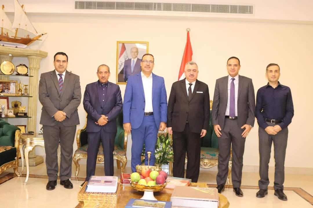 السفير عمر البرزنجي يستقبل عددا من الاطباء العراقيين في دار السكن في العاصمة القطرية الدوحة