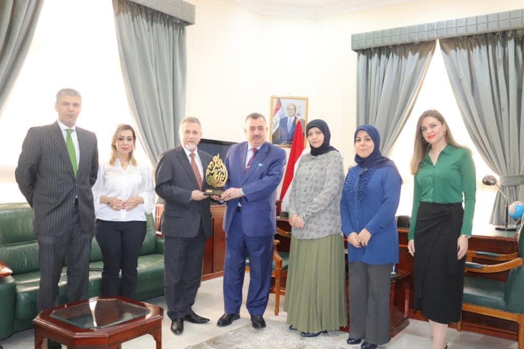 ‎السفير البرزنجي يتلقى درع تكريم من المستشار الاعلامي منير عثمان الطباع