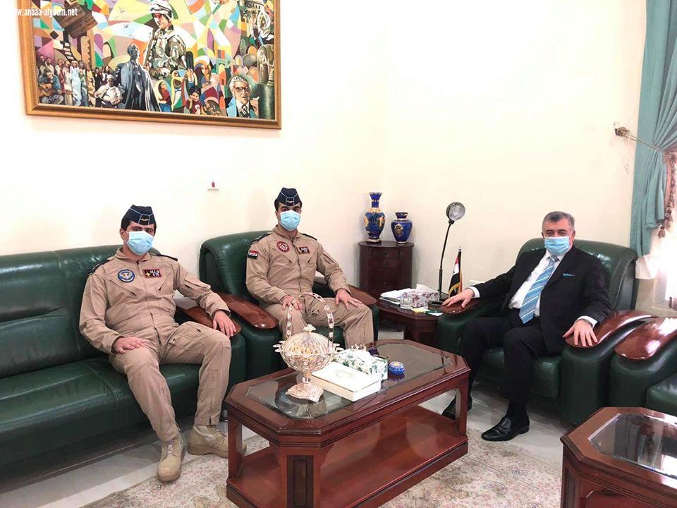 السفير عمر البرزنجي يستقبل الطيارين العراقيين الدارسين في كلية الزعيم القطرية