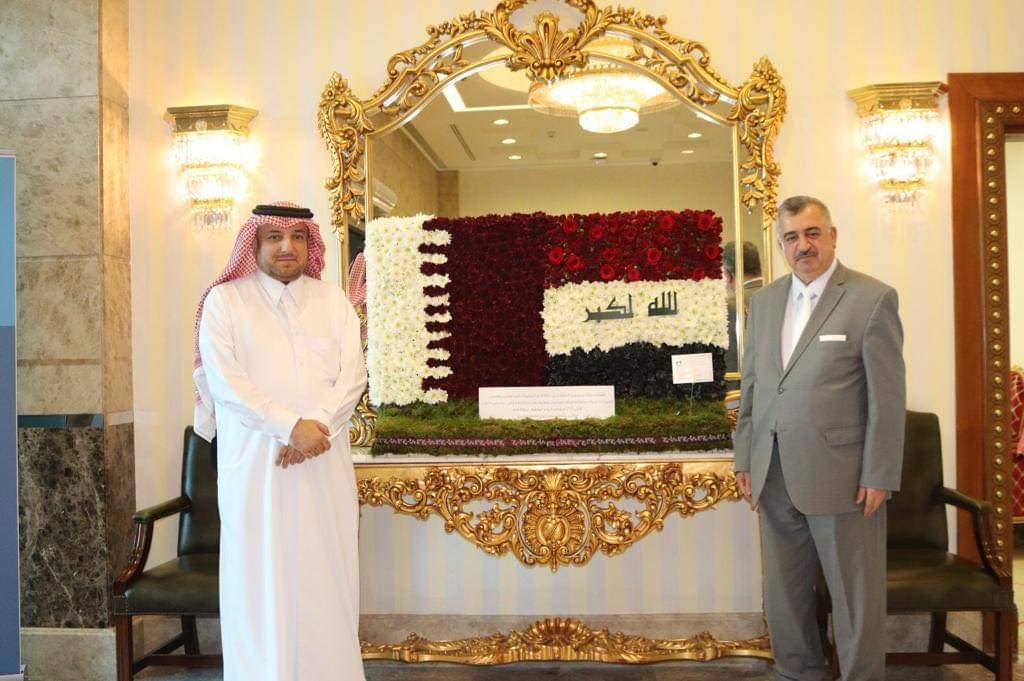 السفير عمر البرزنجي يُقدم باقة ورد مزينة بعلمي جمهورية العراق ودولة قطر الى سعادة السفير ابراهيم فخرو
