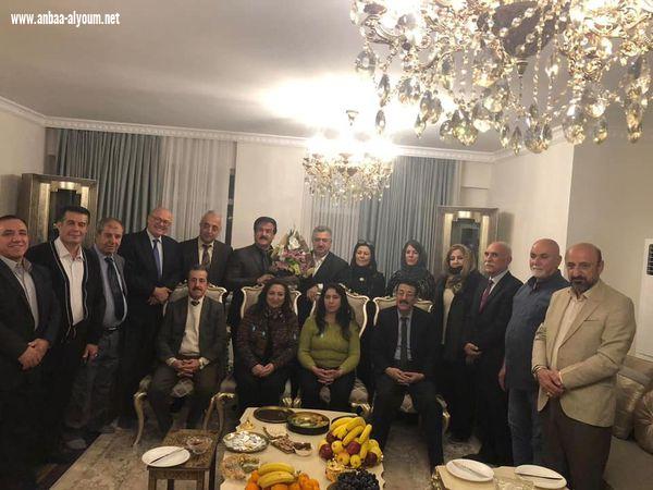 السفير عمر البرزنجي يستقبل وفدا من حركة السلام في السليمانية في منزله