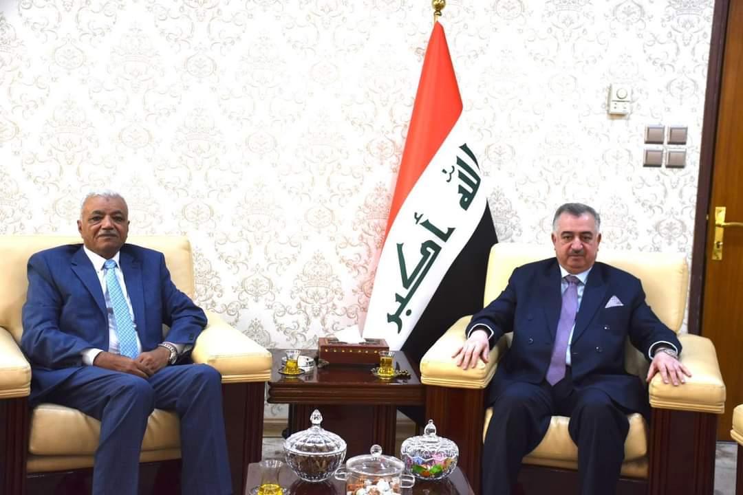 الوكيل البرزنجي يستقبل السفير المتقاعد الدكتور علي عباس العامري