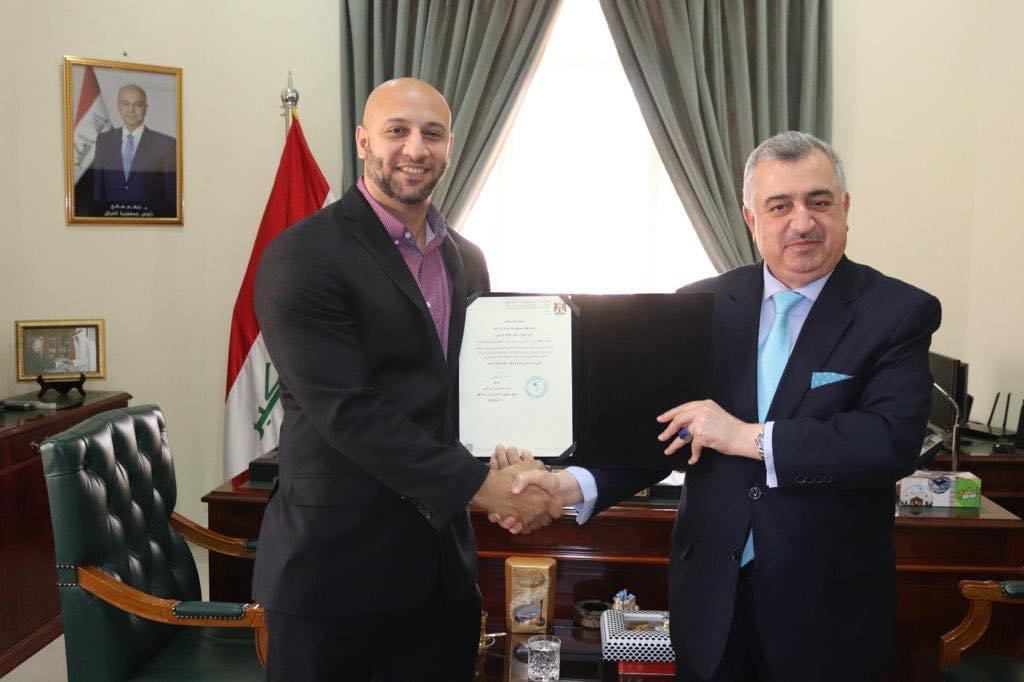 السفير عمر البرزنجي يقدم كتاب شكر باسم السفارة  للدكتور نوفل التميمي 