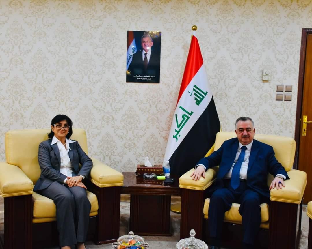 الوكيل البرزنجي يستقبل السفيرة المتقاعدة سندس عمر علي