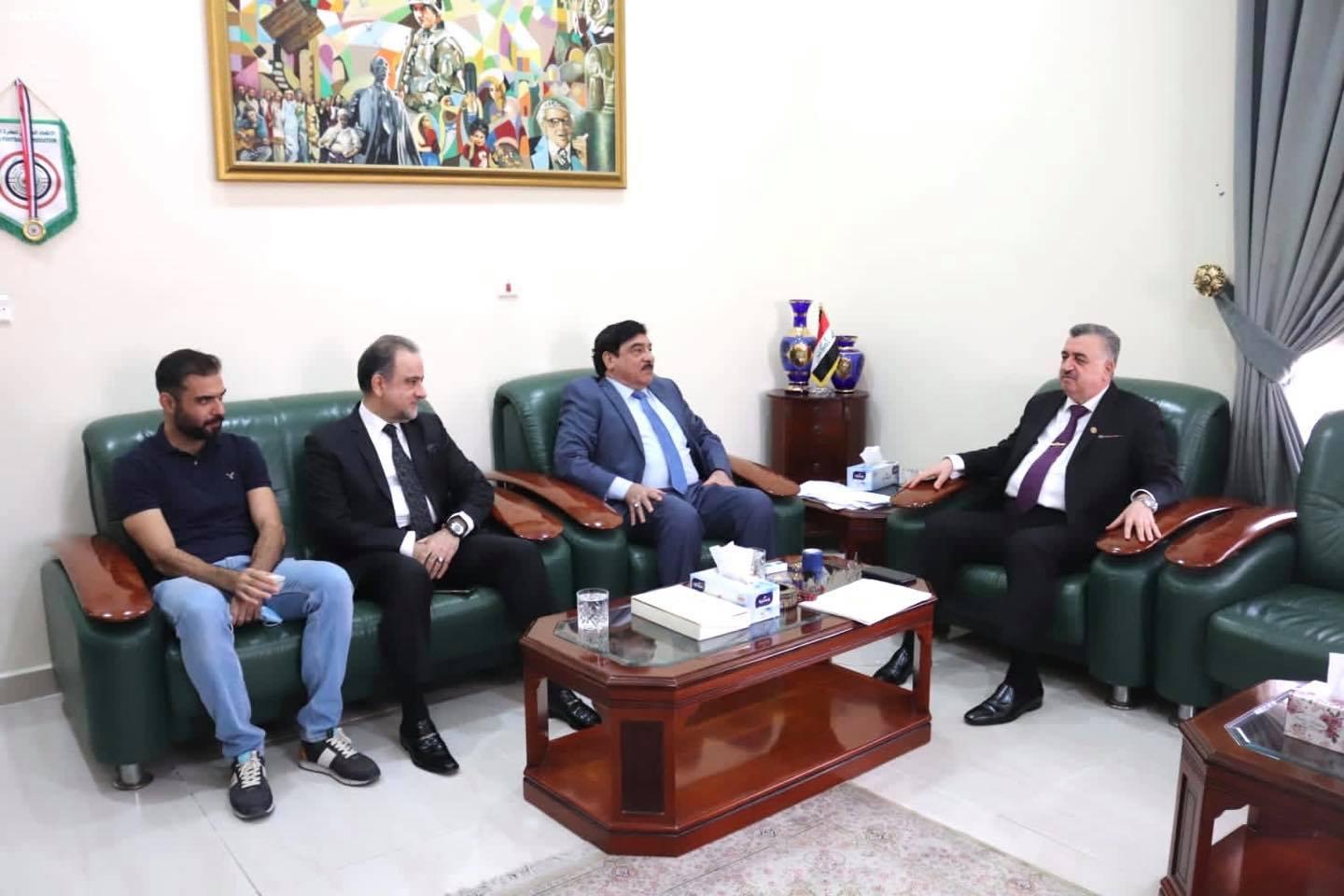 السفير عمر البرزنجي يلتقي مع الكابتن العراقي مجبل فرطوس في مكتبه