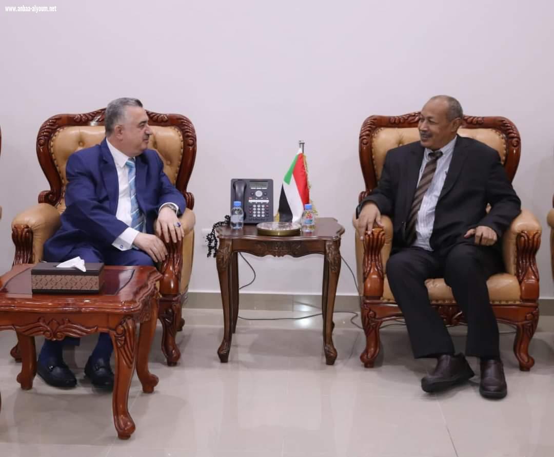 السفير عمر البرزنجي  يوقع على سجل التعازي لسفارة جمهورية السودان لدى دولة قطر الشقيقة