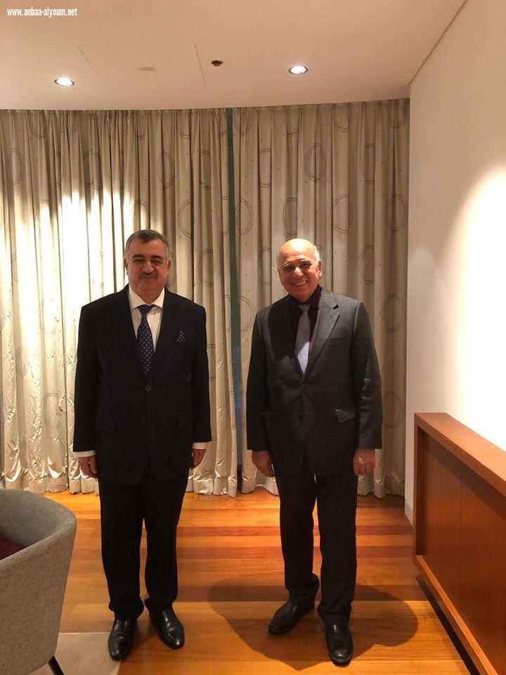 وزير الخارجية  يصل مطار حمد الدولي في  قطر، وكان في استقباله سفير جمهورية العراق عمر البرزنجي 