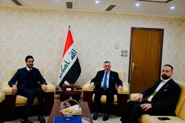 الوكيل البرزنجي يستقبل مقدم برنامج (حوار خاص) في قناة الفرات الفضائية