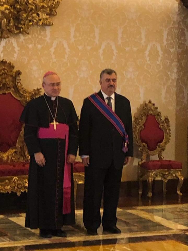 قداسة البابا فرنسيس يمنح السفير البرزنجي وسام ونوط الفارس