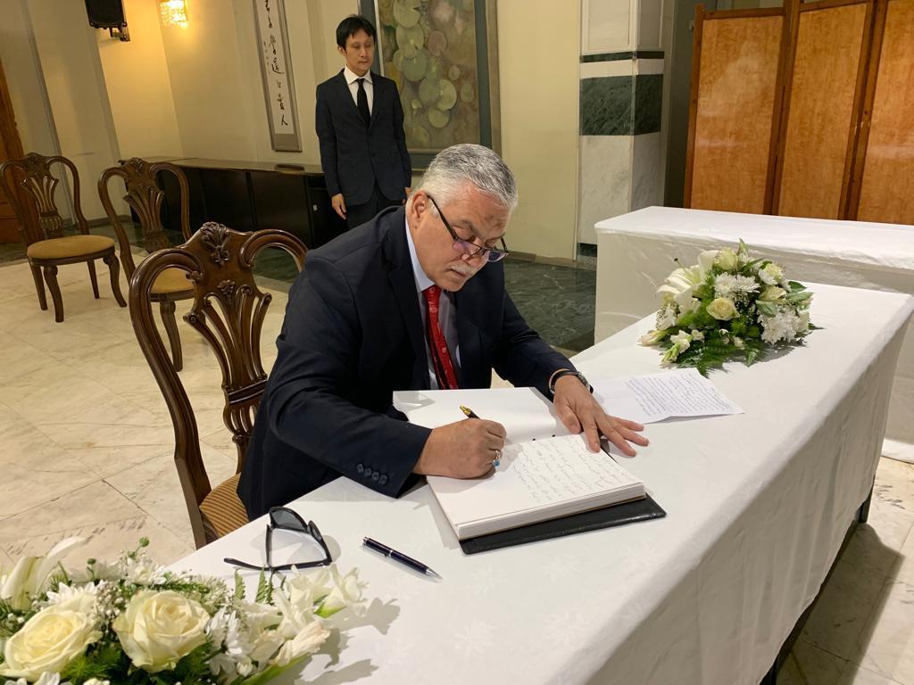 رئيس دائرة اسيا في وزارة الخارجية يقدم التعزية بوفاة رئيس الوزراء الياباني الاسبق