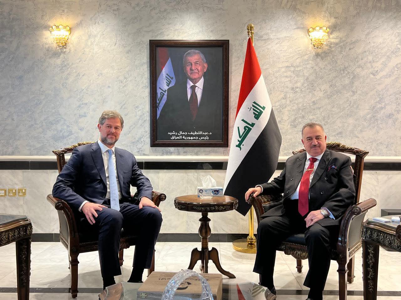 سفير العراق لدى المملكة الأردنية يستقبل المدير التنفيذي للبنك الأردني الكويتي.