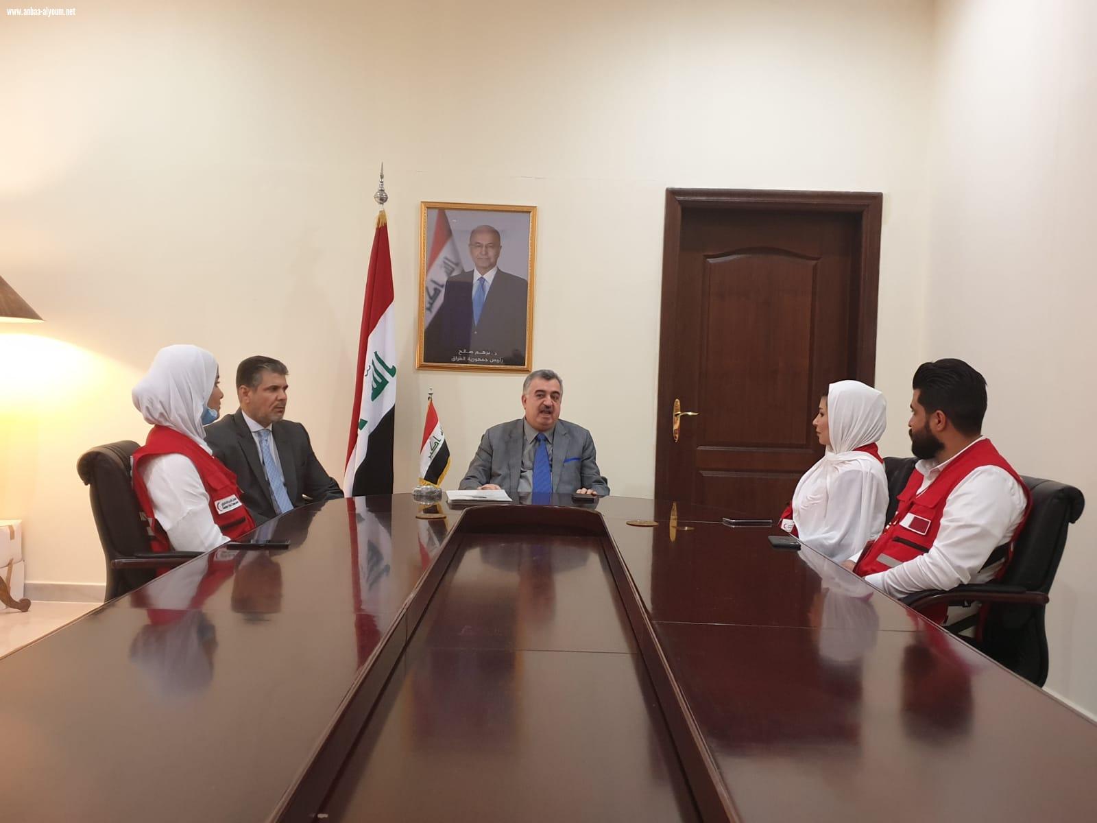 سفير العراق لدى الدوحة يقوم بتكريم مجموعة من الشباب العراقيين المتطوعين في الهلال الاحمر لدولة قطر الشقيقة.