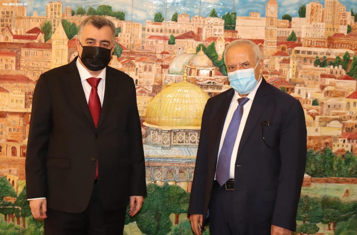 السفير عمر البرزنجي  يوقع على سجل التعازي لسفارة دولة فلسطين الشقيقة لدى دولة قطر الشقيقة