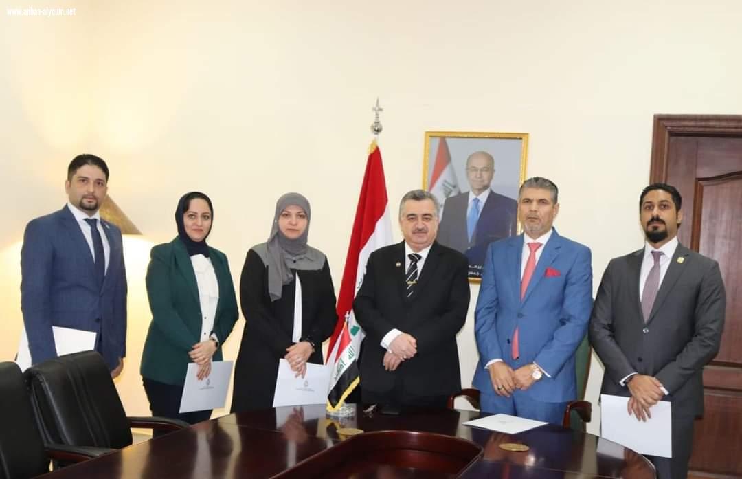 السفير عمر البرزنجي يهنئ عدد من موظفي سفارة جمهورية العراق لدى الدوحة