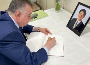 السفير البرزنجي يعزي بوفاة دولة السيد رئيس وزراء اليابان 