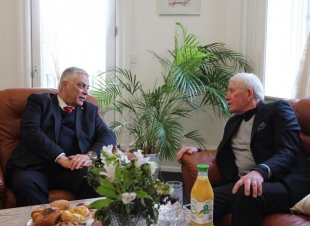 القائم بالاعمال المؤقت السيد (حيدر راضي ناصر الشمرتي) يلتقي بالســـــــــــــــــــيد (علي فريق محمد)  المدير العام لشركة (سكانديفاز)