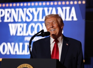 ترامب يسعى لإلزام السياح بالكشف عن حساباتهم على مواقع التواصل قبل دخول الولايات المتحدة