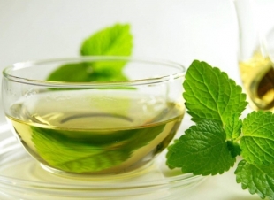 طبيبة تكشف عن أخطار الإفراط بتناول الشاي الأخضر