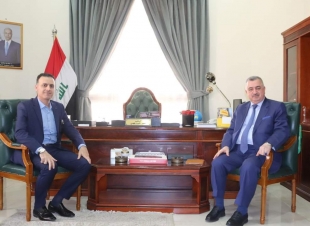 السفير عمر البرزنجي يستقبل الدكتور آريان أحمد في مكتبه في بناية سفارة جمهورية العراق في قطر