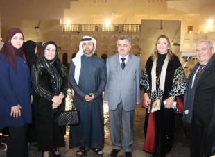 السفير عمر البرزنجي مع سعادة الدكتور خالد السليطي المدير العام للحي الثقافي كتارا يفتتحان السوق العراقي .