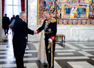 رئيس بعثة جمهورية العراق في الدنمارك يُقدِم التهاني إلى جلالة ملك الدنمارك.