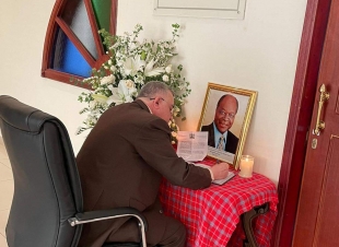 السفير البرزنجي  يعزي بوفاة سعادة السيد اميليو  مو اي كيباكي الرئيس الثالث لجمهورية كينيا 