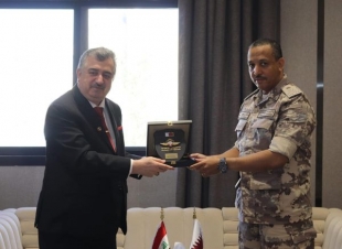 السفير عمر البرزنجي يلتقي مع قائد كلية الزعيم محمد بن عبدالله العطية الجوية في دولة قطر الشقيقة.