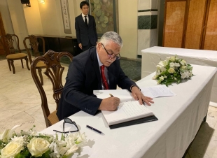 رئيس دائرة اسيا في وزارة الخارجية يقدم التعازي بوفاة رئيس الوزراء الياباني الاسبق