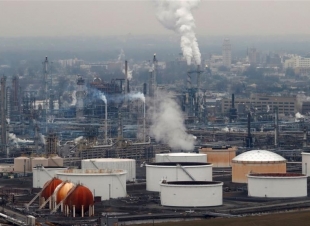 بعد الانهيار التاريخي.. ترامب يتجه لوقف شحنات النفط السعودي وملء المخزون الإستراتيجي