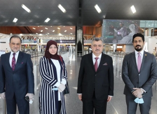 البرزنجي وعدد من الدبلوماسيين يطمئنون على سفر العراقيين العالقين