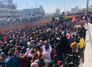 تسجيل حالات اختناق جراء القنابل الدخانية في ساحة الوثبة وسط بغداد