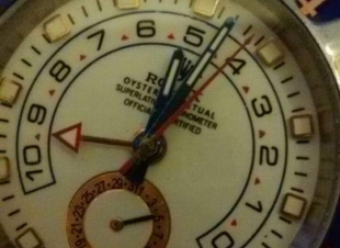 الساعة الثانية عشر ودقيقة واحدة من عمر زماني الجديد