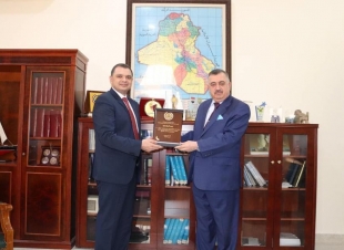 السفير البرزنجي يتلقى تكريم من مدير فرع العراق لشركة دلتا