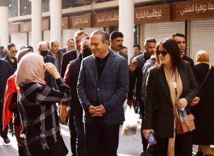 المعمار علاء معن يلتقي رواد المتنبي وعدد من المثقفين للاطلاع على آرائهم استعداداً لتأهيل شارع الرشيد