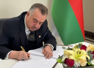 السفير البرزنجي يزور سفارة اذربيجان ويقدم تعازيه بحادث الطائرة الأذرية المنكوبة.