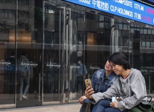 كورونا.. الصين تتعافى وأوروبا تكابد الوباء (تحليل) الكابوس العالمي يزحف بالولايات الأمريكية